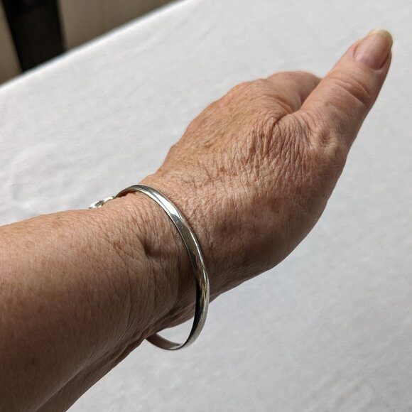 Taxco Sterling Hook-and-Eye Bangle with Black Gem 10g - Picture 5 of 11